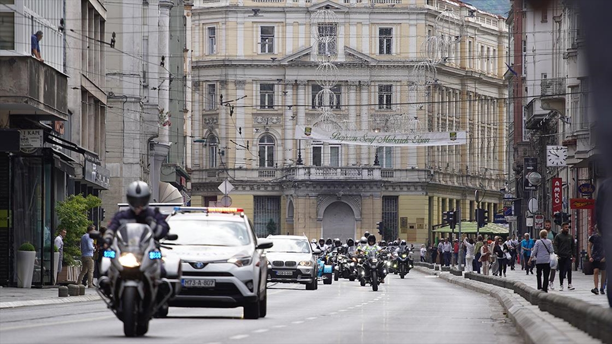 Saraybosna'ya Gelen Yüzlerce Motosikletli Soykırım Kurbanları Anısına Srebrenitsa'ya Hareket Etti