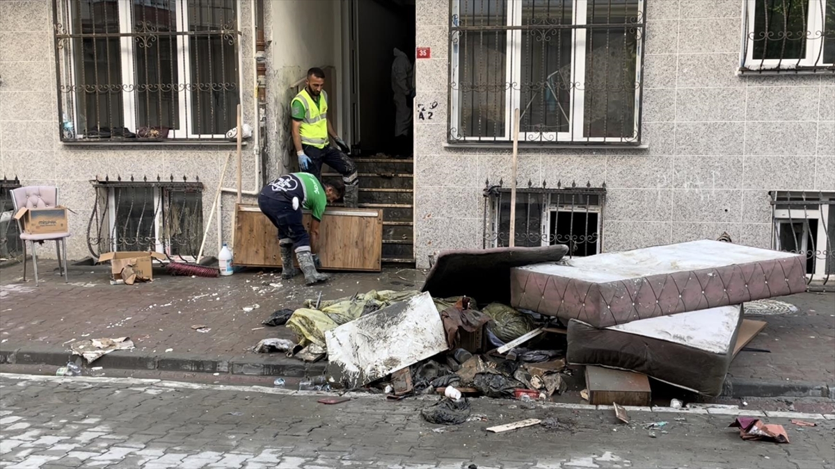 İstanbul'da Su Basan Ev Ve İş Yerlerinde Temizlik Sürüyor