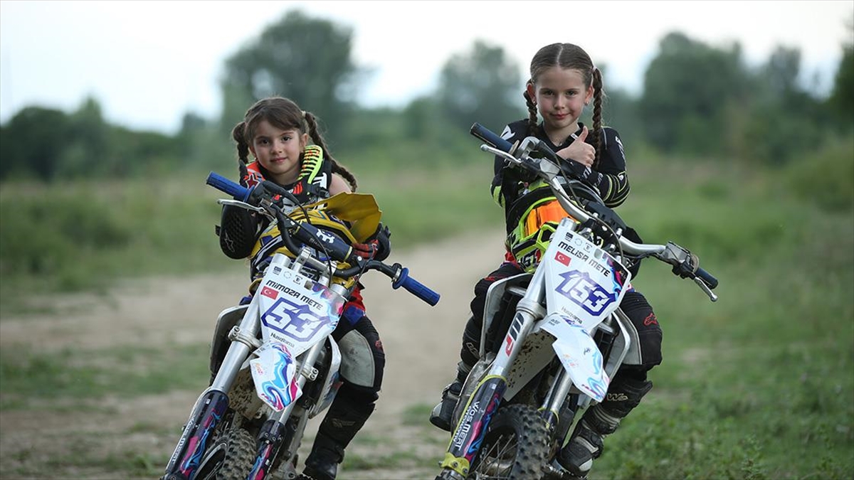 Motokrosçu Küçük Kız Kardeşler, Başarı İçin Birlikte Gaza Basıyor