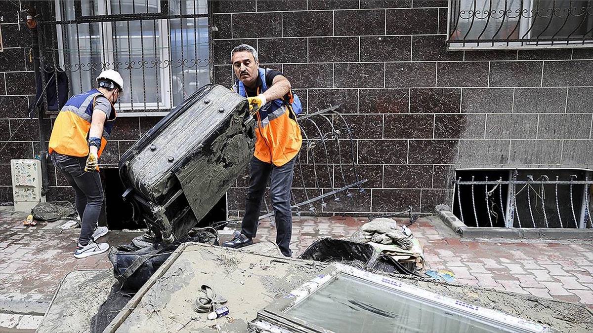 Esenyurt'ta Ev Ve İş Yerlerindeki Su Birikintilerinin Tahliye Çalışmaları Tamamlandı