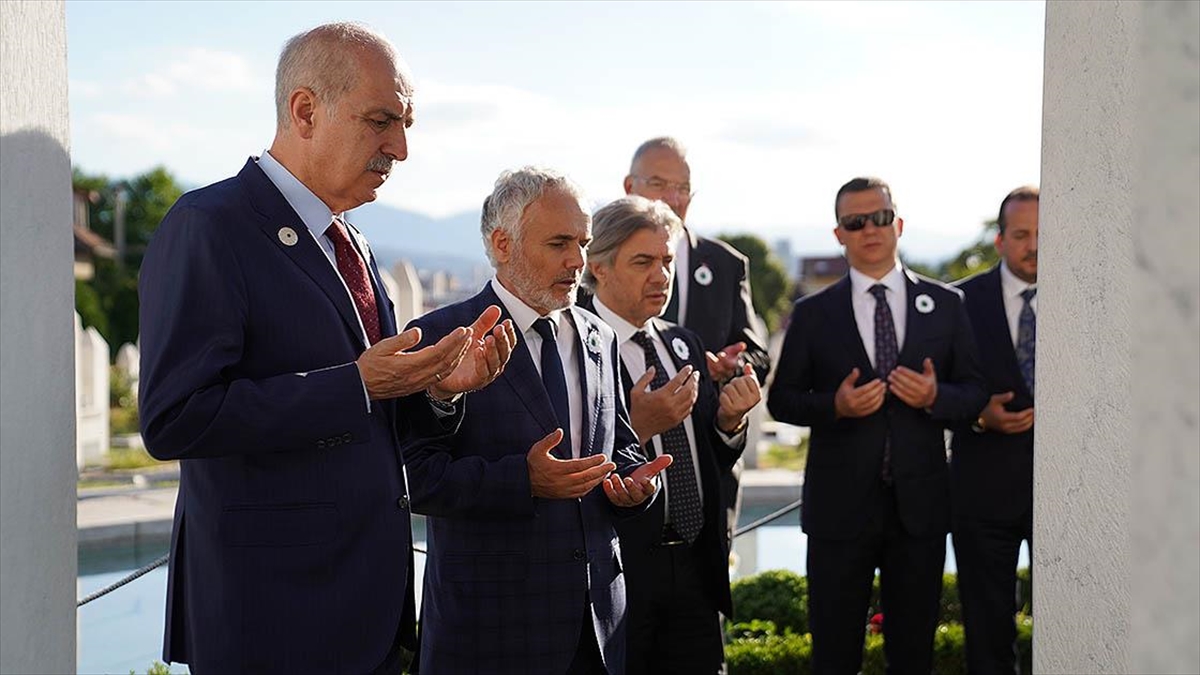 Ak Parti Genel Başkanvekili Kurtulmuş, Kovaçi Şehitliği'ni Ziyaret Etti