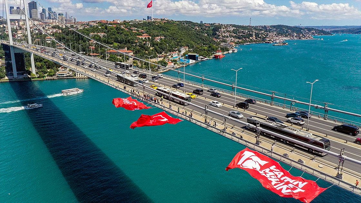 15 Temmuz Şehitler Köprüsü'ne Türk Bayrağı Asıldı