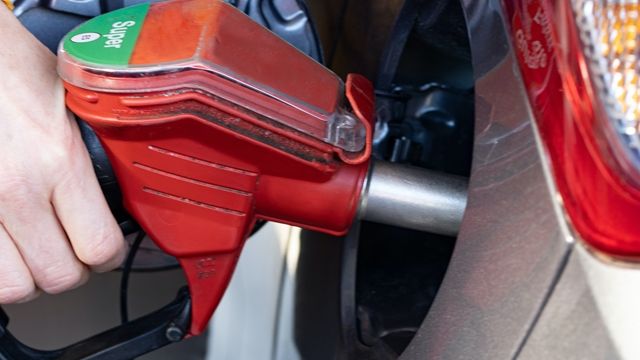 Ve akaryakıtta indirim ama sevinmeyin bir de zam! Fiyatları değişti