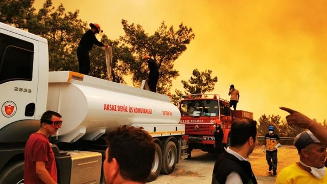 Datça'daki orman yangına 18 helikopter, 7 uçak müdahale ediyor