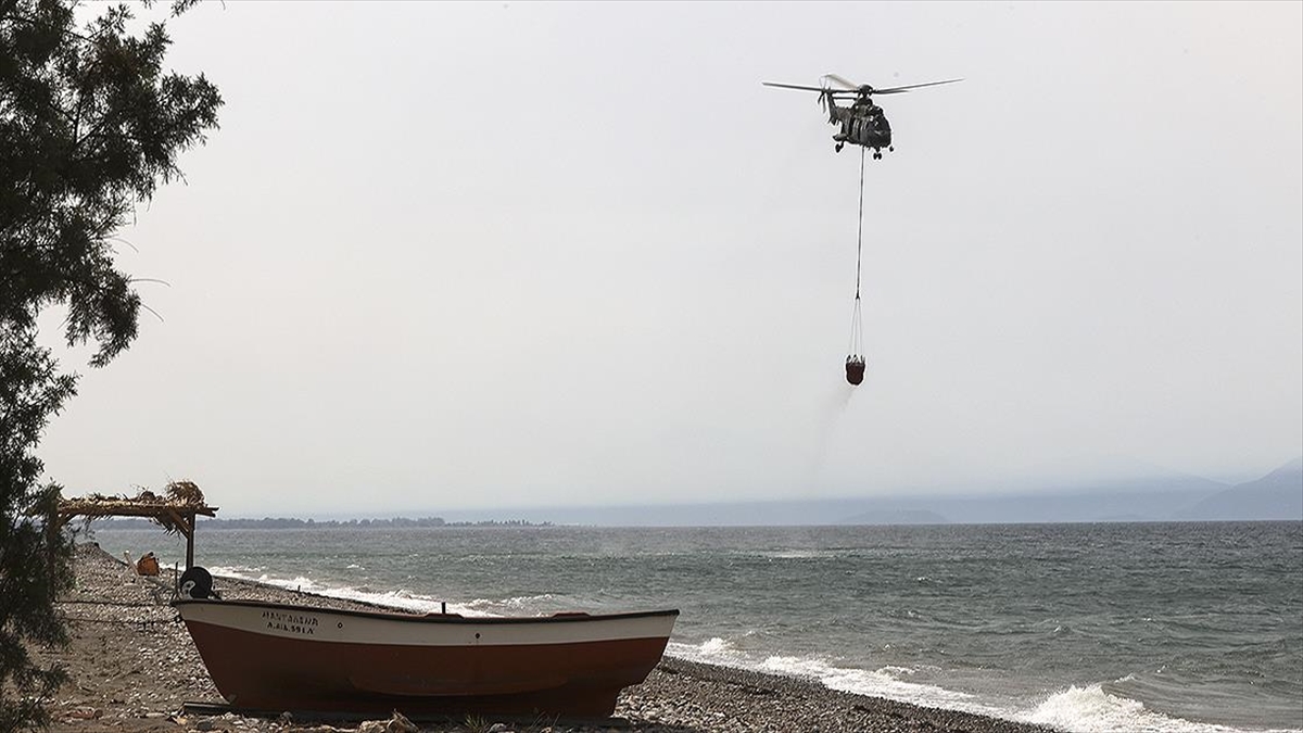 Yunanistan'da Yangın Söndürme Helikopteri Denize Düştü: 2 Ölü