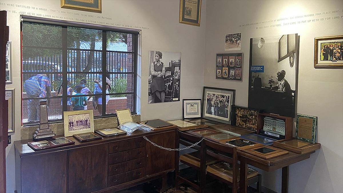 Nelson Mandela'ya Hediye Edilen Dünya Boks Şampiyonası Kemeri Çalındı