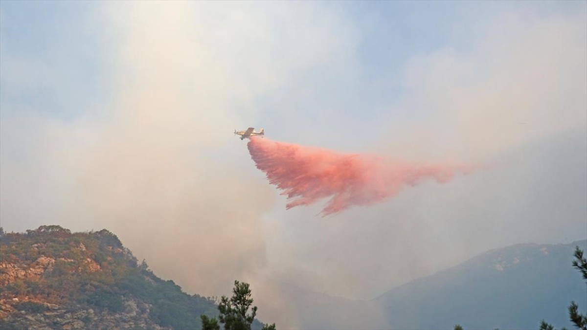 Datça'daki Yangına 10 Uçak Ve 20 Helikopterle Müdahale Ediliyor