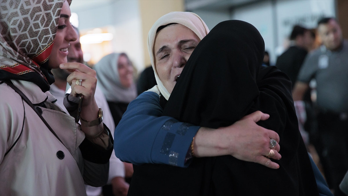 Yurda Dönen İlk Hacı Kafilesi İstanbul Havalimanı'nda Gözyaşlarıyla Karşılandı
