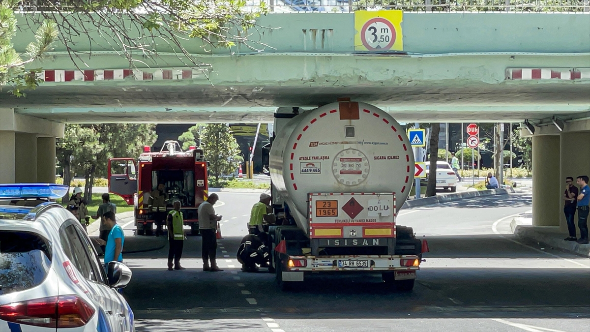 Bakırköy'de Köprüye Sıkışan Tır 1,5 Saatlik Çalışmayla Kurtarıldı