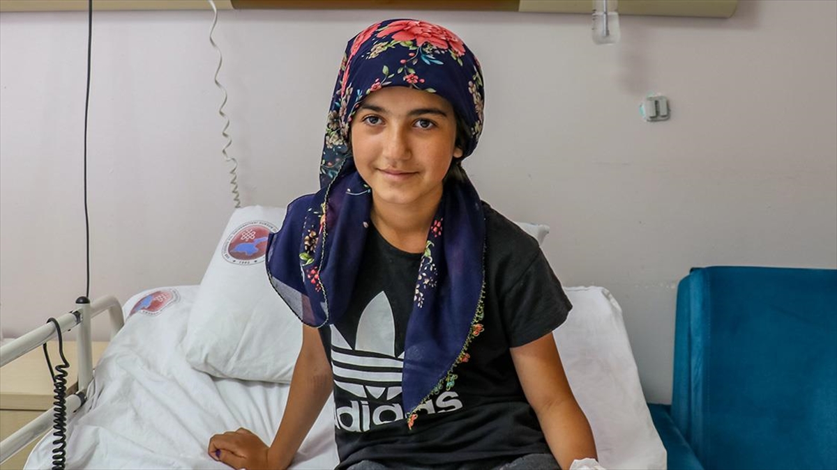 Beyninde Damar Yumağı Oluşan Çocuk, 20 Saatlik Ameliyatla Hayata Tutundu