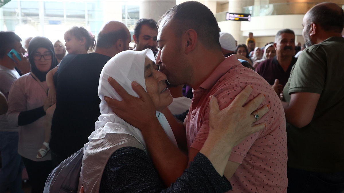 Yurda Dönen Hacılar, Esenboğa Havalimanı'nda Yakınlarınca Karşılandı