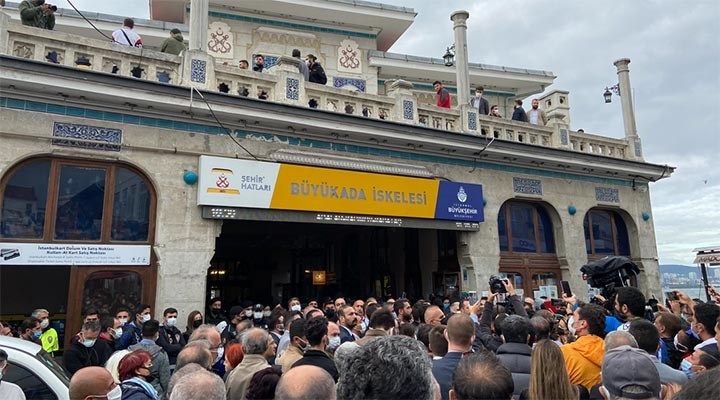 Büyükada İskelesi boşaltılmadı: İBB ile TÜGVA karşı karşıya geldi!