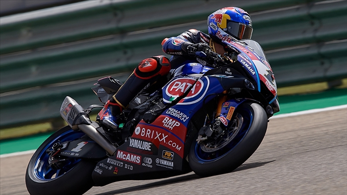 Milli Motosikletçi Toprak Razgatlıoğlu, İngiltere'de Birinci Oldu