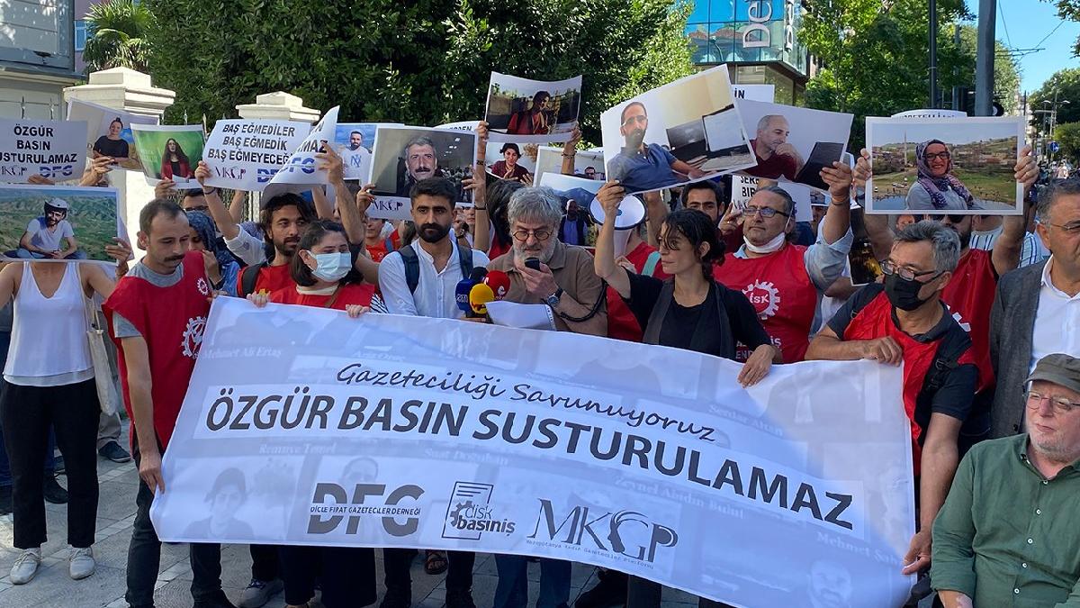 Gazeteciler, tutuklu meslektaşları için buluştu