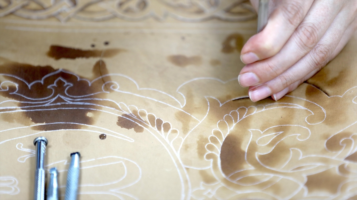 Hayvan Derilerini İşleyip Tablo, Çanta Ve Takıya Dönüştürüyorlar