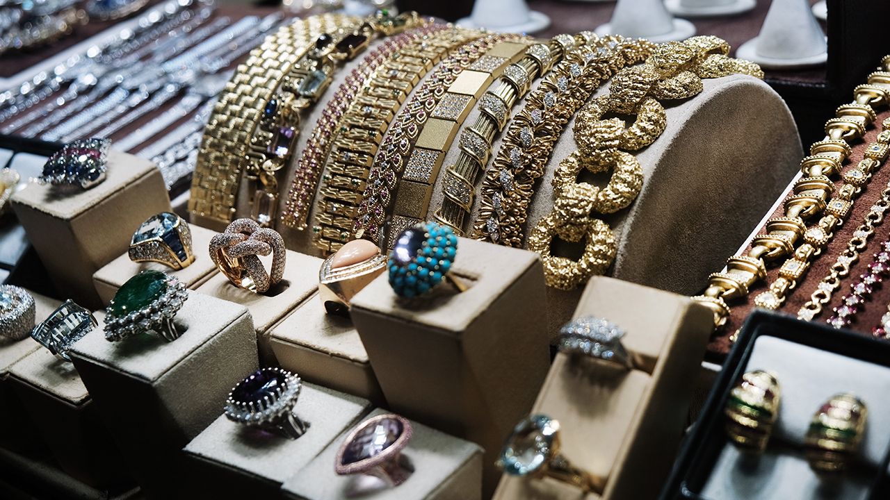 Film gibi soygun! Zırhlı araçtan 100 milyon dolarlık mücevher çaldılar