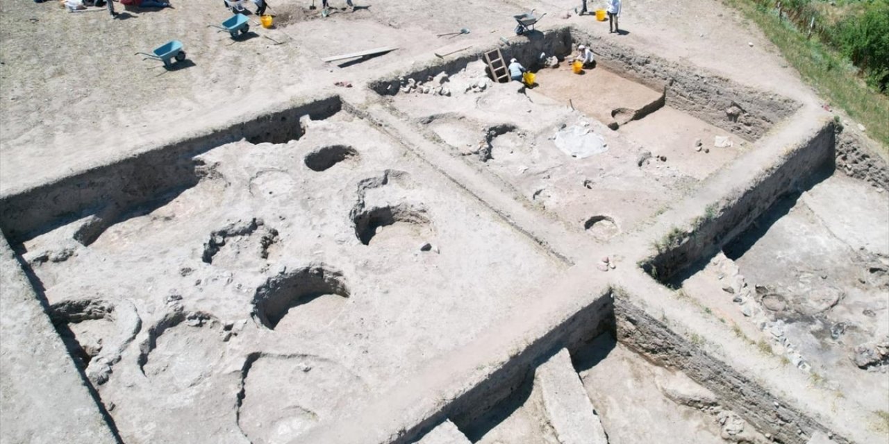 Kütahya'da 3300 Yıllık Mühür Ve Hançer Bulundu