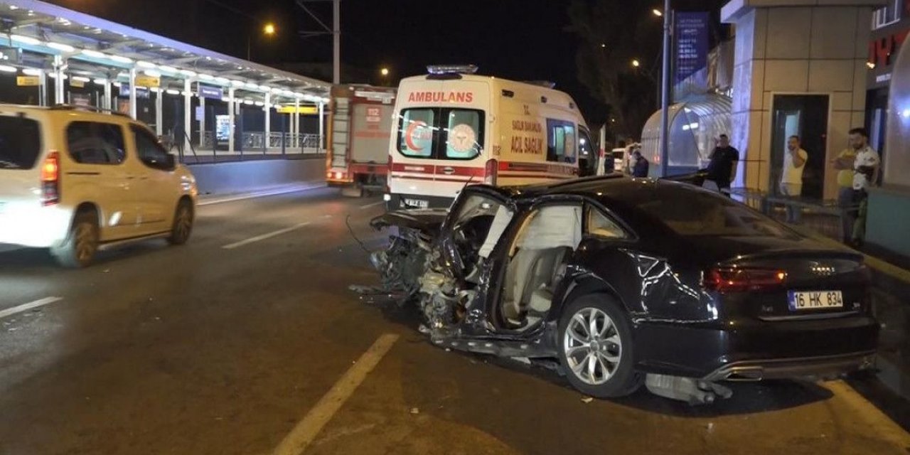 Bursa'da lüks otomobil bariyerlere saplandı