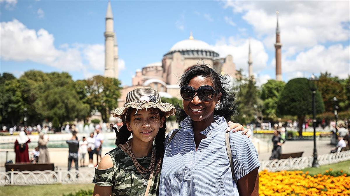 İstanbul Dünyanın Dört Bir Yanından Gelen Turistleri Ağırlamaya Devam Ediyor