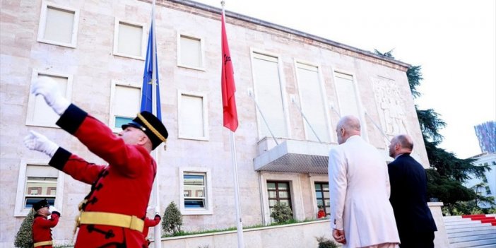 Arnavutluk'ta Ab Bayrağı Göndere Çekildi
