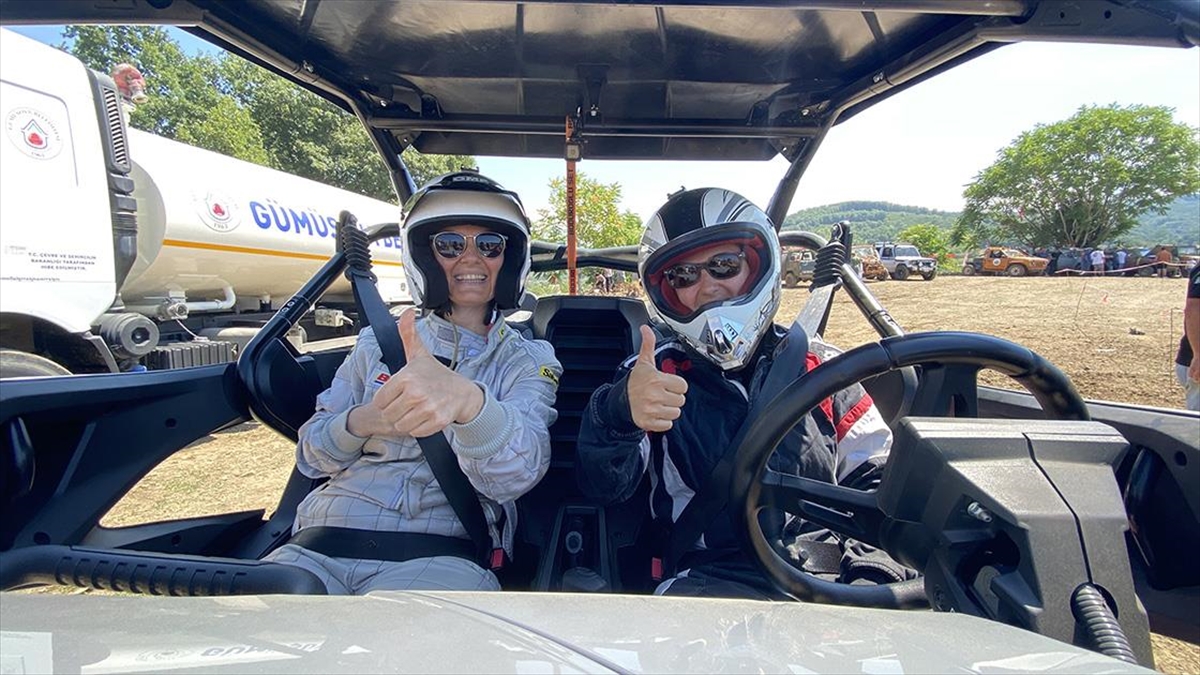Off-Road Tutkunu Kadın Pilotlar Pistlerin Tozunu Attırıyor
