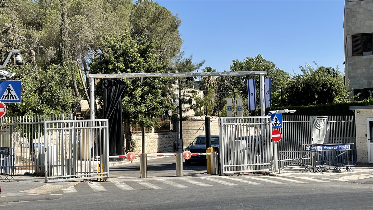 İsrail Başbakanı Lapid'in 1948'den Sonra El Konulan Filistinli İş Adamına Ait Villaya Taşınması Tartışılıyor