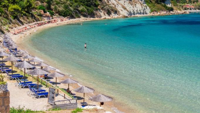 Şezlongda güneşlenen 18 yaşındaki İngiliz turiste tecavüz ettiler