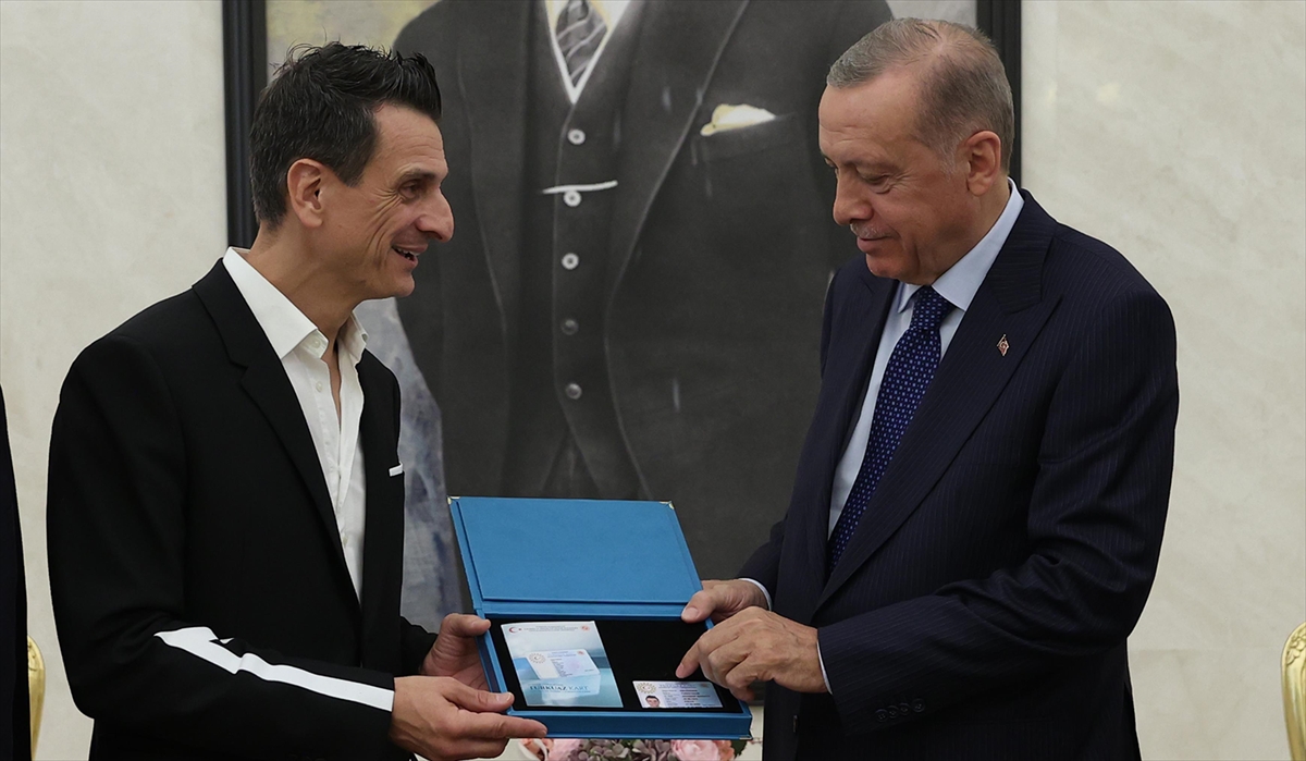 Cumhurbaşkanı Erdoğan, Türkiye A Milli Kadın Voleybol Takımı Antrenörü Guidetti'ye "turkuaz Kart" Verdi