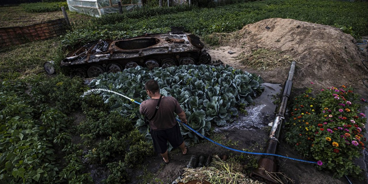 Ukrayna'da evlerinin bahçelerinde tank enkazıyla yaşıyorlar