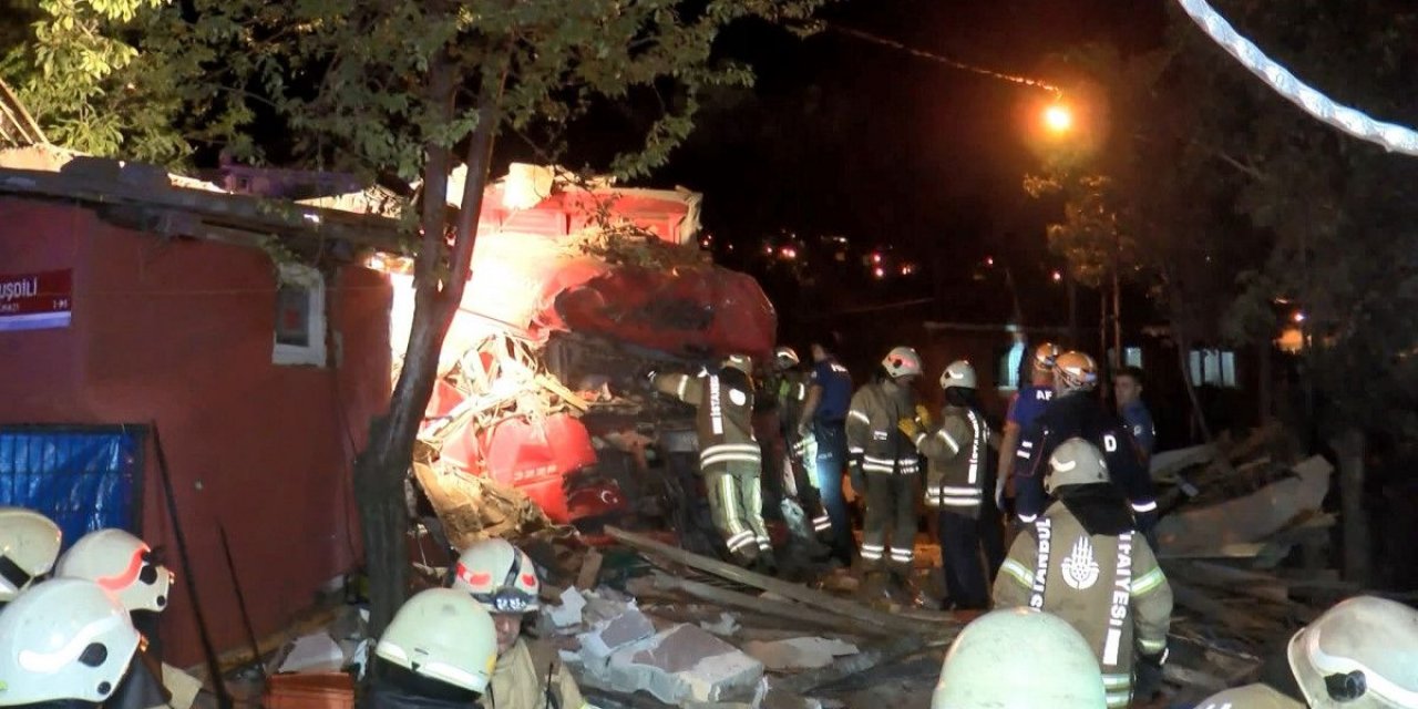 Sarıyer’de kamyon, gecekondunun üzerine uçtu: 4 yaralı