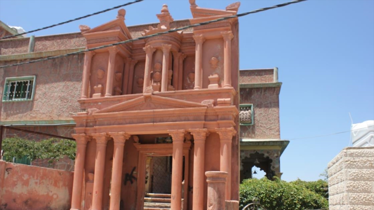 Ürdünlü Heykeltıraş Ebu Haldun'un Eserleri Evinin Bahçesinde Sergileniyor