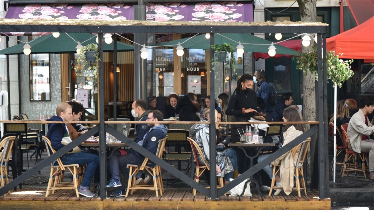 Fransa'da Klima Çalıştıran Dükkanların Kapılarını Açık Tutması Yasaklanacak