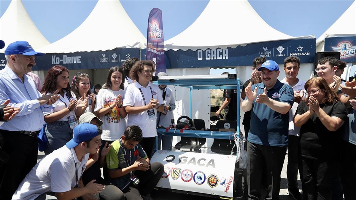 Bakan Varank, Teknofest Robotaksi Binek Otonom Araç Yarışması'na Katılan Araçları İnceledi