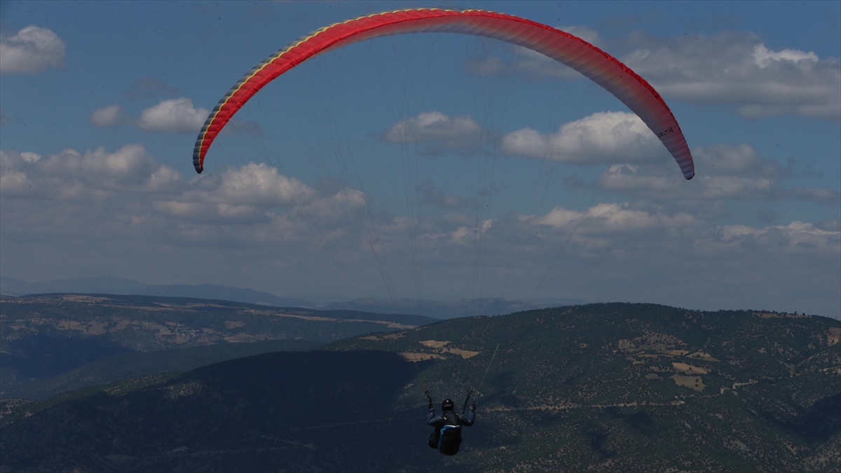 Türkiye Yamaç Paraşütü Mesafe Şampiyonası Tokat'ta Sürüyor