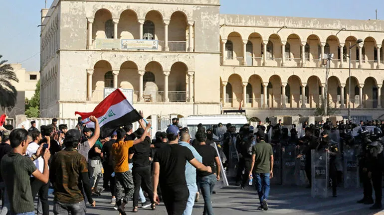 Gerginlik tırmanıyor! Irak'ta parlamento binası basıldı