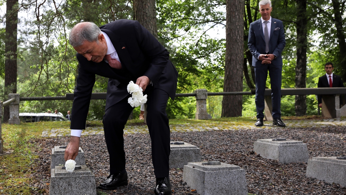 Milli Savunma Bakanı Akar, Letonya'daki Türk Şehitliği'ni Ziyaret Etti