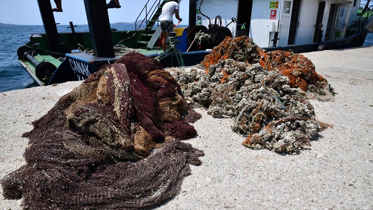 Marmara'dan 2 Futbol Sahası Büyüklüğünde "Hayalet Ağ" Çıkarıldı