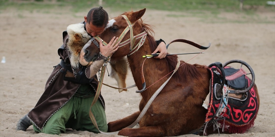 'Ata Yurdu'nda Geleneklerini Yaşatıyorlar
