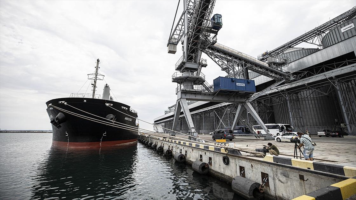 Zelenskiy, Ukrayna'dan Tahıl Taşıyacak İlk Gemi Yüklemesinin Başladığını Bildirdi