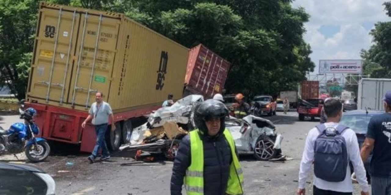 Meksika’da tır 8 araca çarptı: 1 ölü 7 yaralı