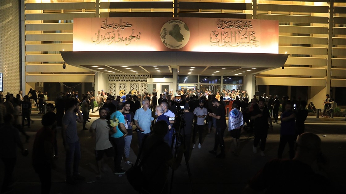 Sadr Yanlılarının Eylemleri Nedeniyle Irak Meclisi'nde Oturumlar Askıya Alındı