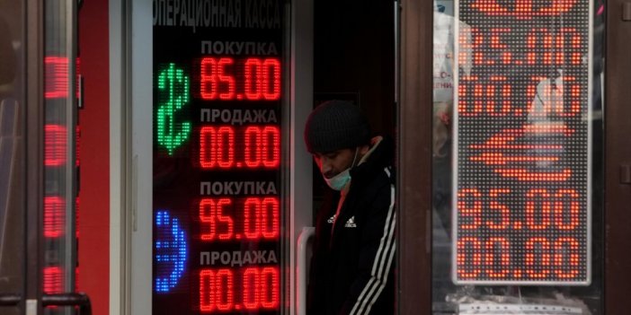 Rusya’da Nakit Dolar Ve Avro Çekimine Yönelik Kısıtlamalar Uzatıldı