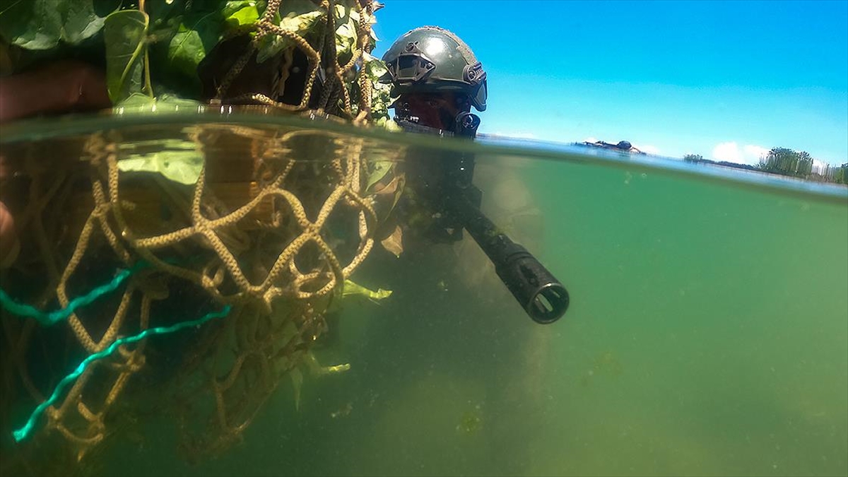 'Su Üstü Harekatı' Kursuna Katılan Komandolar Zorlu Görevlere Hazır