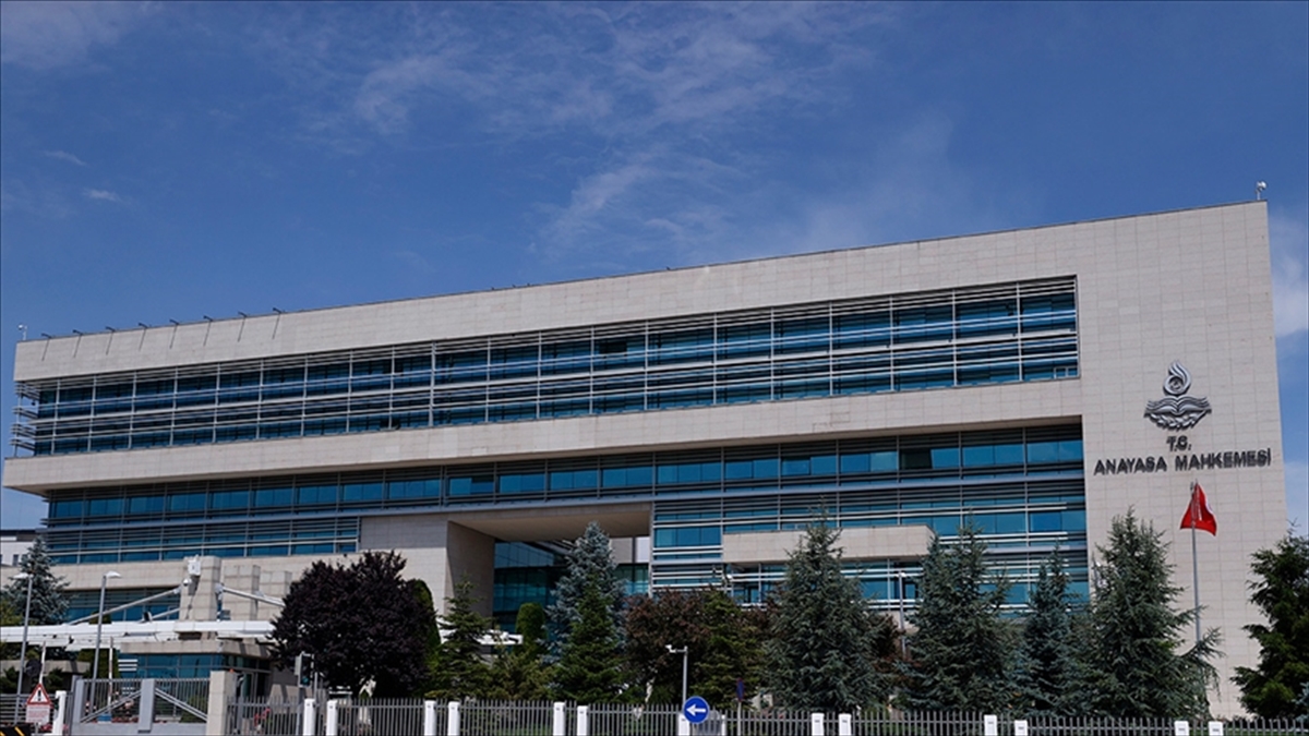Aym, Tutuklunun Dilekçesinde Kullandığı İfadeler Nedeniyle Cezalandırılmasını Hak İhlali Saydı