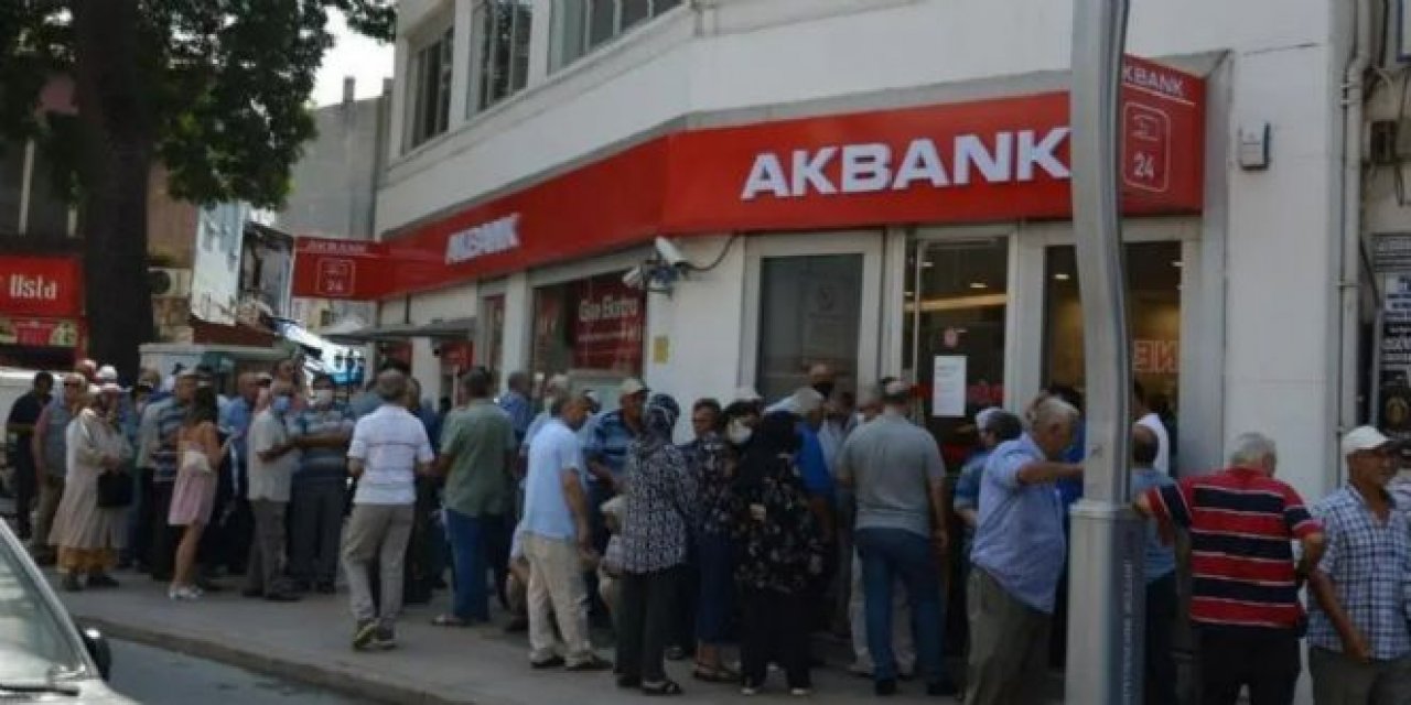 7 bin 500 lira verileceğini duyan emekliler  Akbank'ın önüne akın etti!