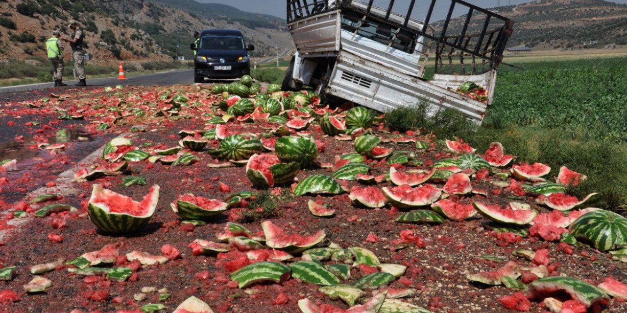 Gaziantep'te lastiği patlayan kamyonetteki 3 ton karpuz yola döküldü