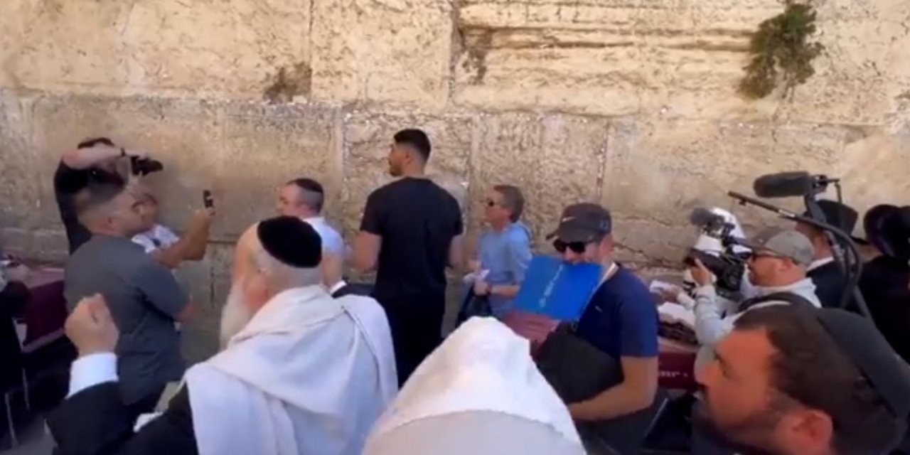 Enes Kanter, Ağlama Duvarı'nda dua ederek poz verdi