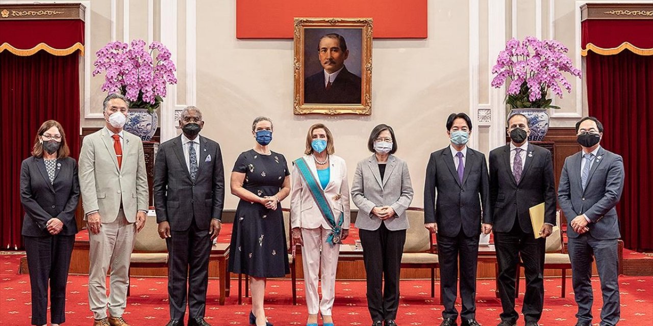 Tayvan Lideri Tsai, Adayı Ziyaret Eden Pelosi'ye Şeref Madalyası Verdi