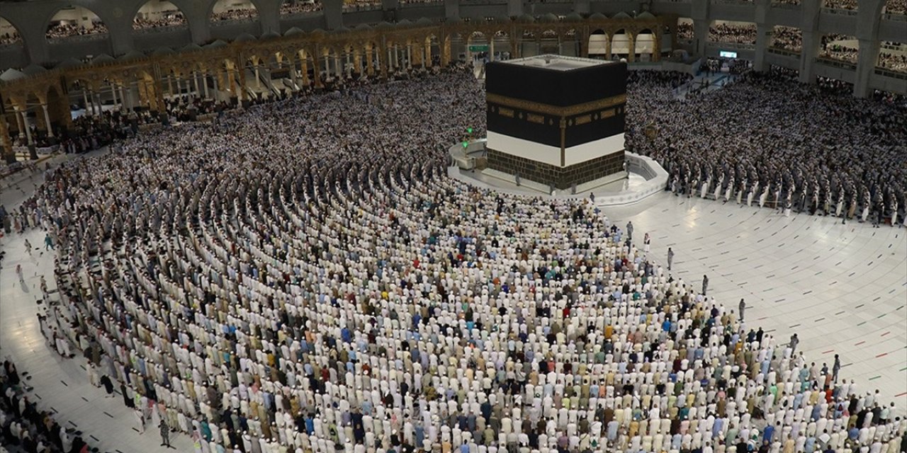 Umre Mevsiminin Başlamasıyla Kabe'nin Etrafındaki Bariyerler Kaldırıldı