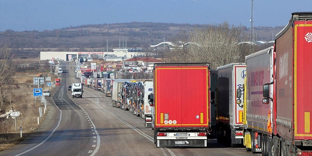 Kara Sınır Kapılarındaki Ticari Araç Trafiği Kovid-19 Öncesi Döneme Yaklaşıyor